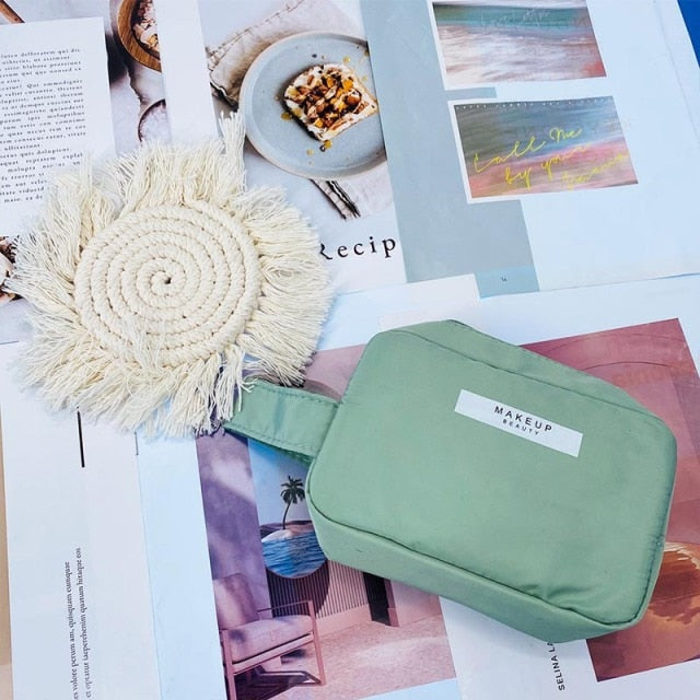 Spacious Makeup Bag: Durable Organizer for On-the-Go Beauty