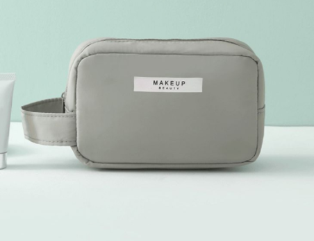Spacious Makeup Bag: Durable Organizer for On-the-Go Beauty