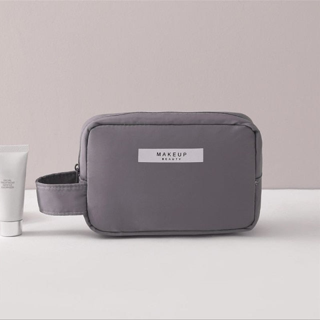 Spacious Makeup Bag: Durable Organizer for On-the-Go Beauty