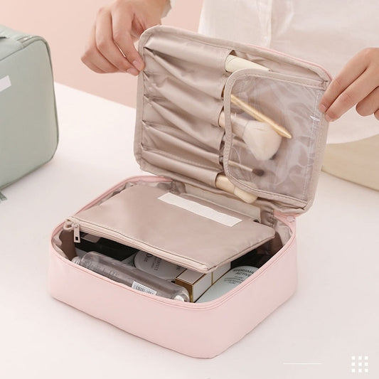 Spacious Makeup Bag: Durable Organizer for On-the-Go Beauty