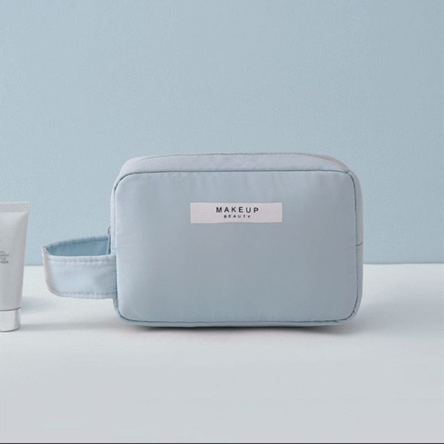 Spacious Makeup Bag: Durable Organizer for On-the-Go Beauty